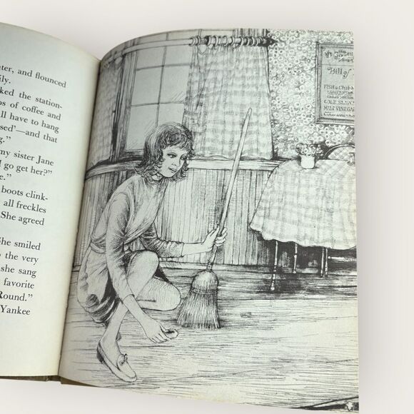 Vintage 1960s ‘The Railroad Mouse' Children’s Book - Brown and Gold - Picture 4 of 5